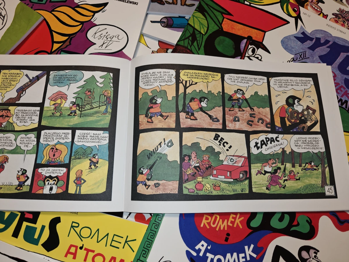 Rozkładówka komiksu Tytus, Romek i A’Tomek z widocznymi kadrami i dialogami