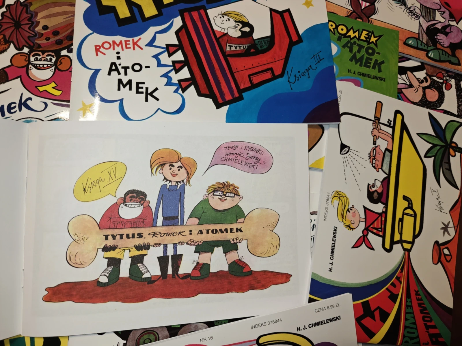 Ilustracja z komiksu Tytus, Romek i A’Tomek – bohaterowie trzymający kość z napisem Tytus, Romek i A’Tomek