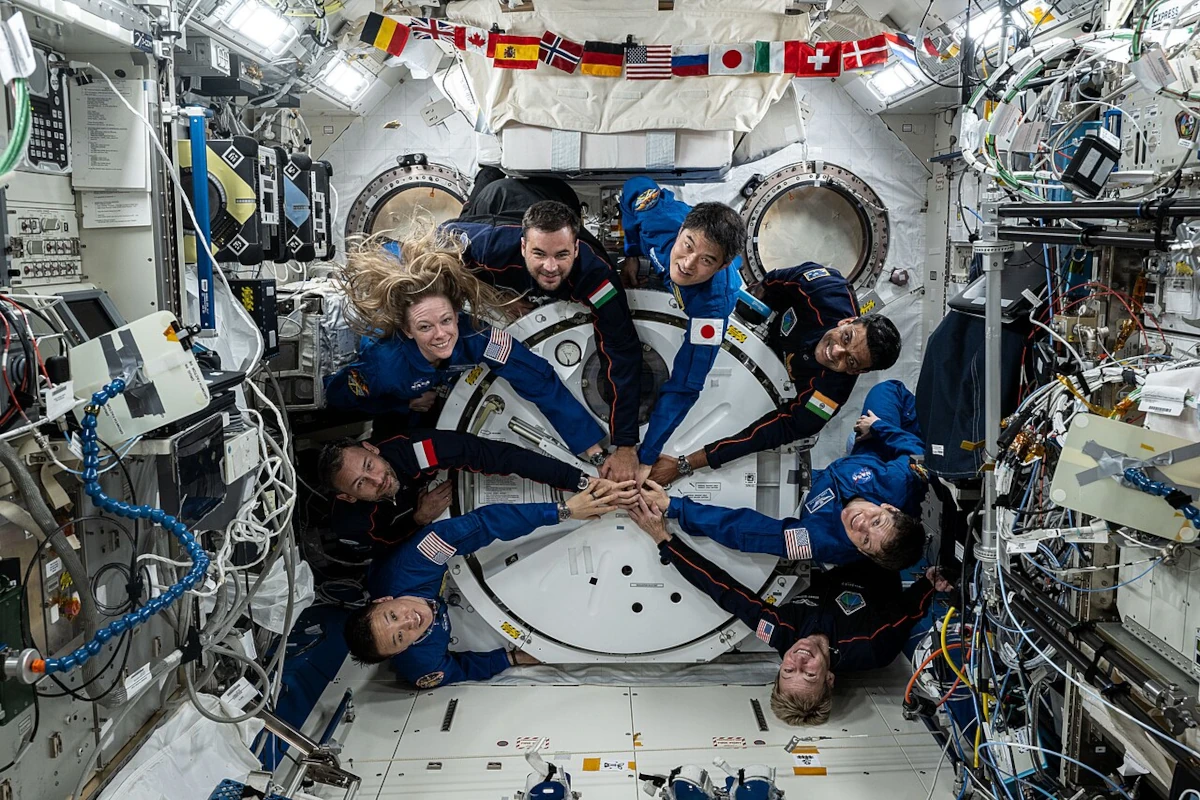 Astronauci z różnych krajów pozujący wspólnie na pokładzie Międzynarodowej Stacji Kosmicznej