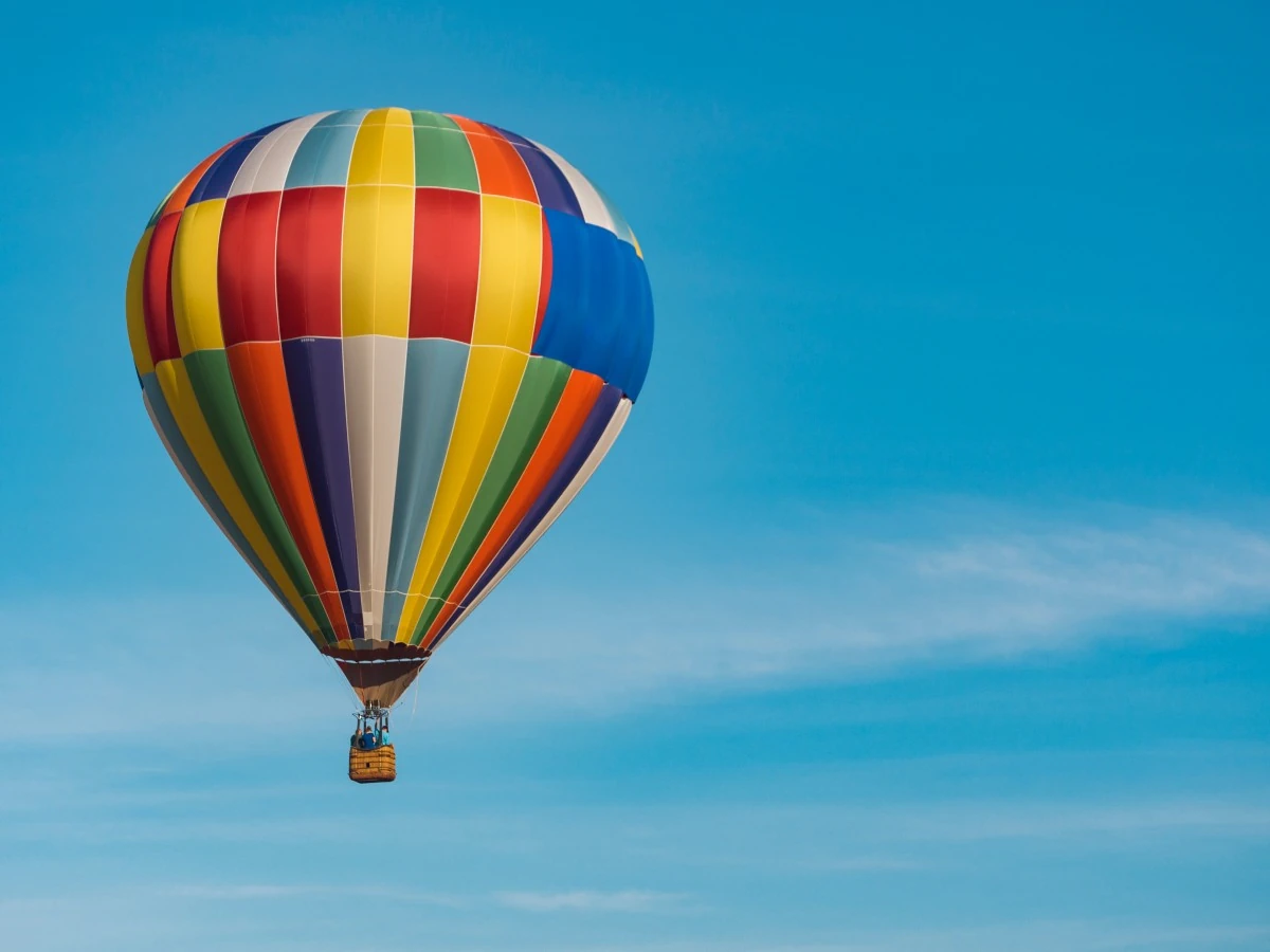 Dlaczego balon lata? Fizyka unoszenia – prosto i z empatią