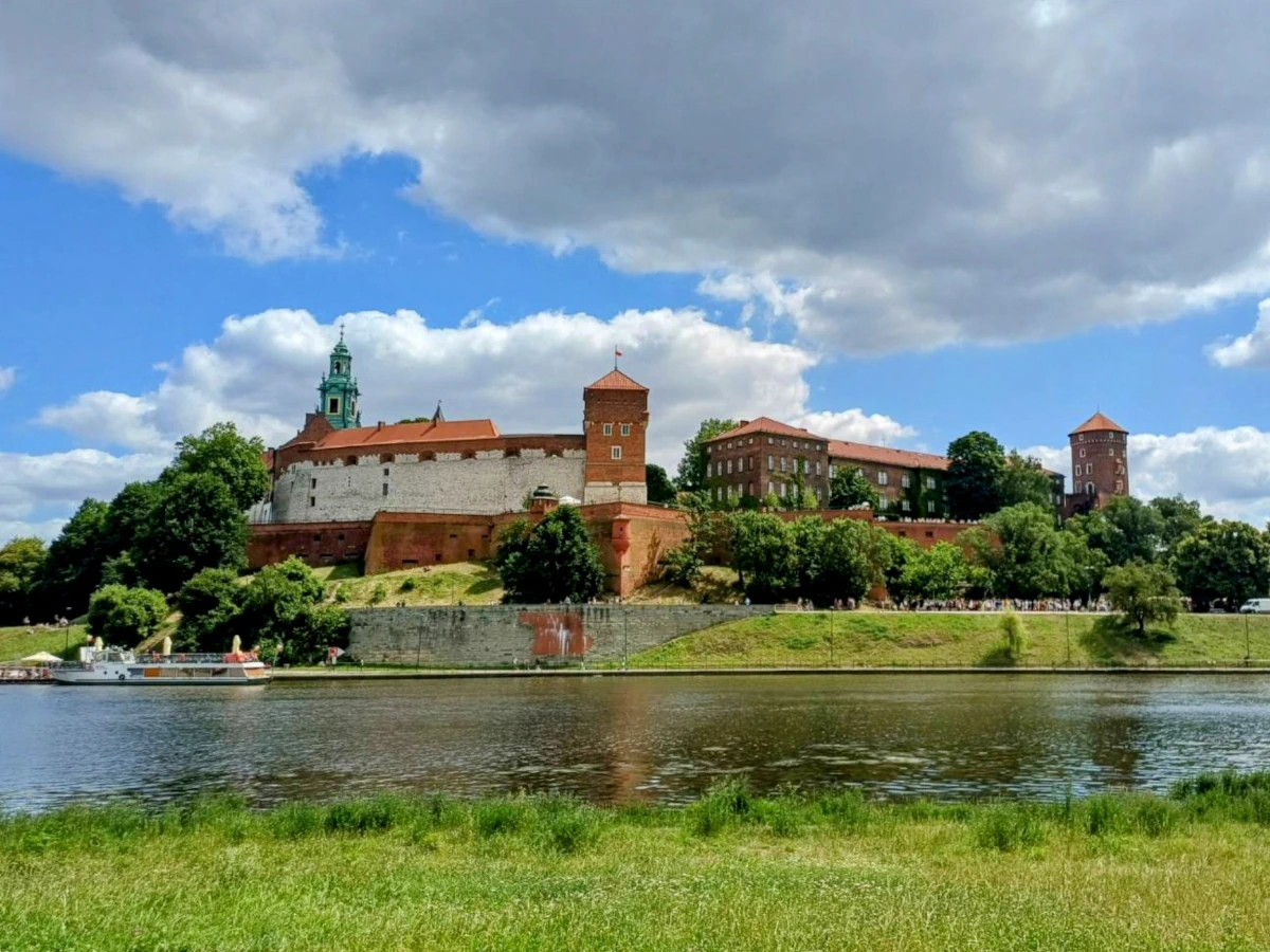 Wzgórze Wawelskie: przestrzeń pamięci, mitów i kamienia