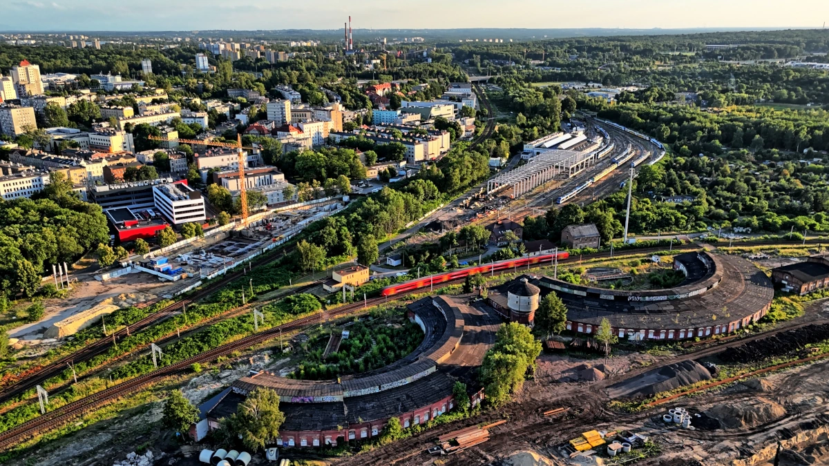 Zabytkowa lokomotywownia wachlarzowa w Katowicach – widok z drona
