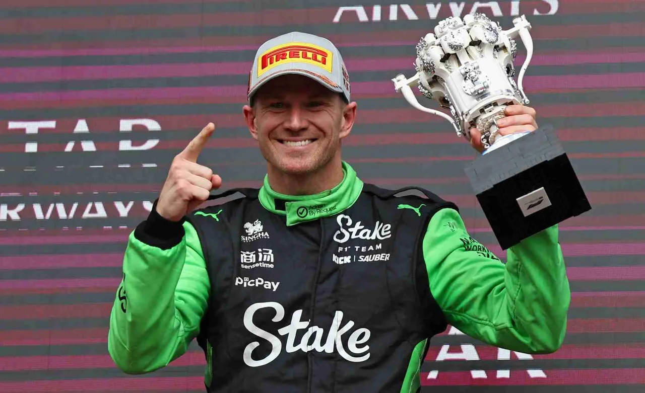 Nico Hülkenberg na podium po Grand Prix Wielkiej Brytanii 2025 na torze Silverstone

