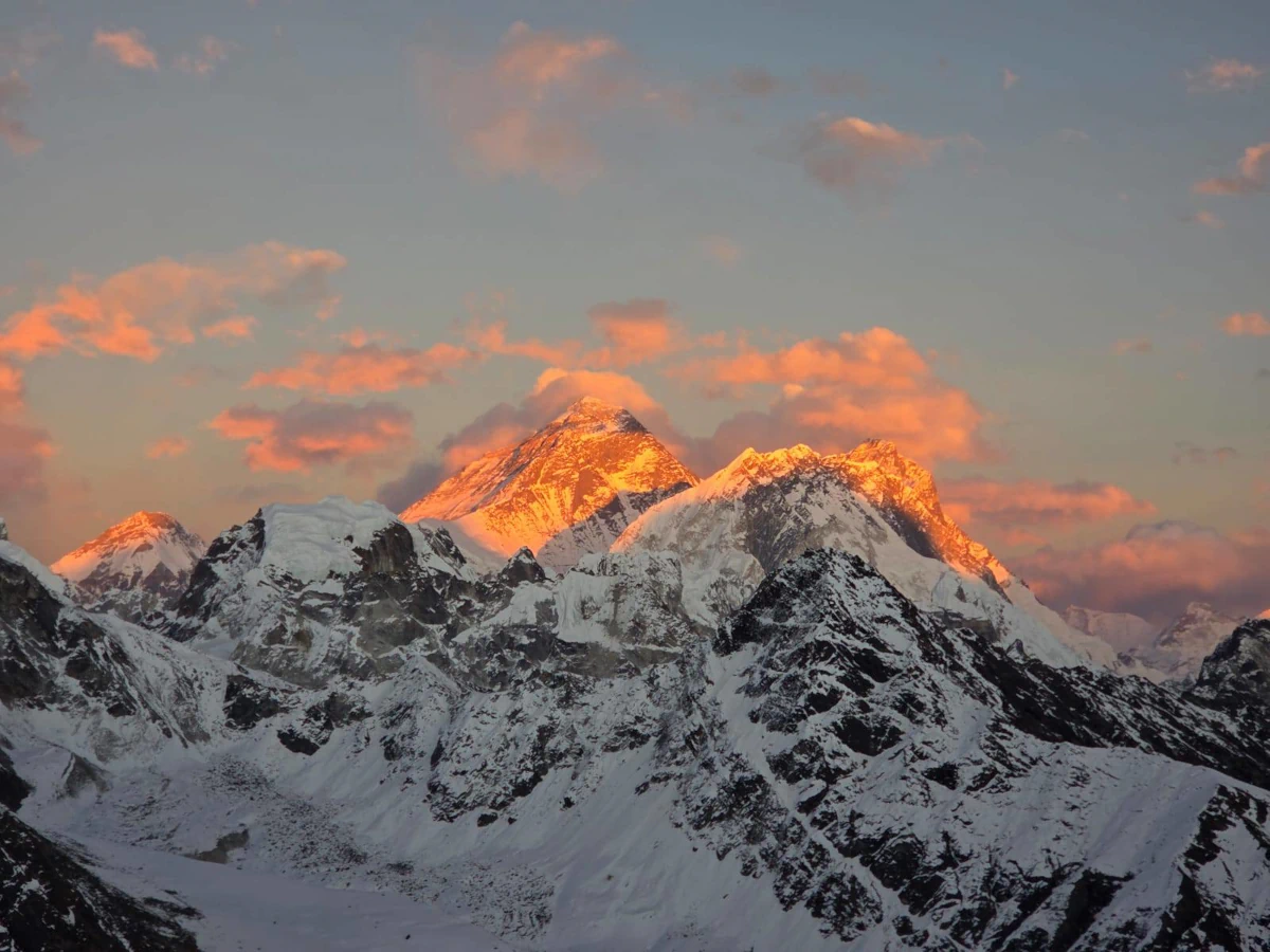 Zachód słońca nad Mount Everestem w masywie Himalajów
