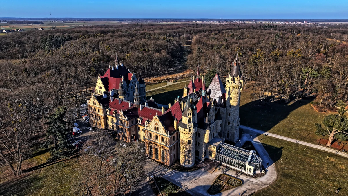 Zamek w Mosznej – widok na fasadę z charakterystycznymi wieżami i kopułami