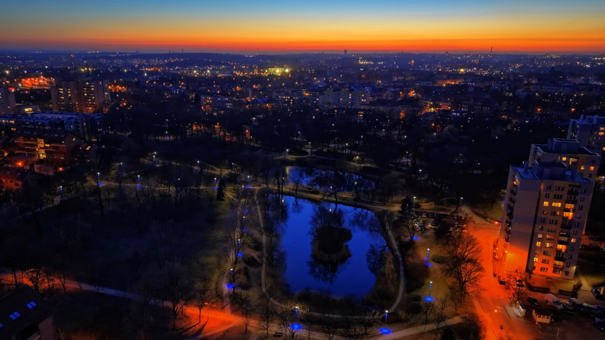 Park Róż w Chorzowie wieczorową porą