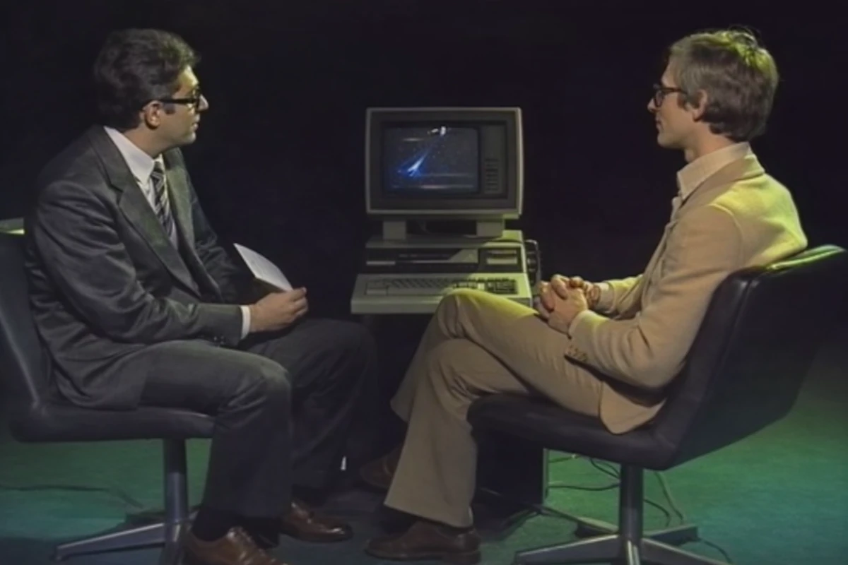 Dwóch prowadzących program SONDA w studiu telewizyjnym podczas nagrania odcinka