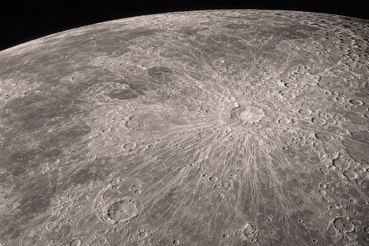 Powierzchnia Księżyca z widocznymi kraterami uderzeniowymi i promienistymi strukturami wyrzutowymi