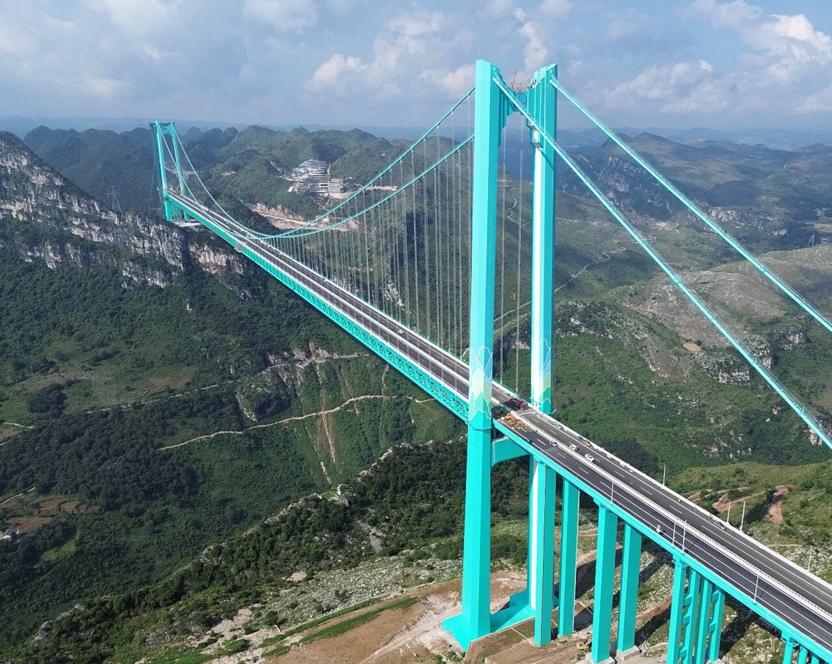Huajiang Canyon Bridge – widok z lotu ptaka na most wiszący nad górskim kanionem