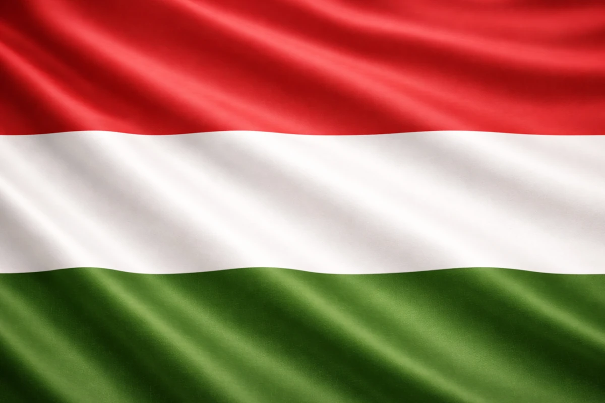 Flaga Węgier – czerwono-biało-zielone pasy na falującym materiale
