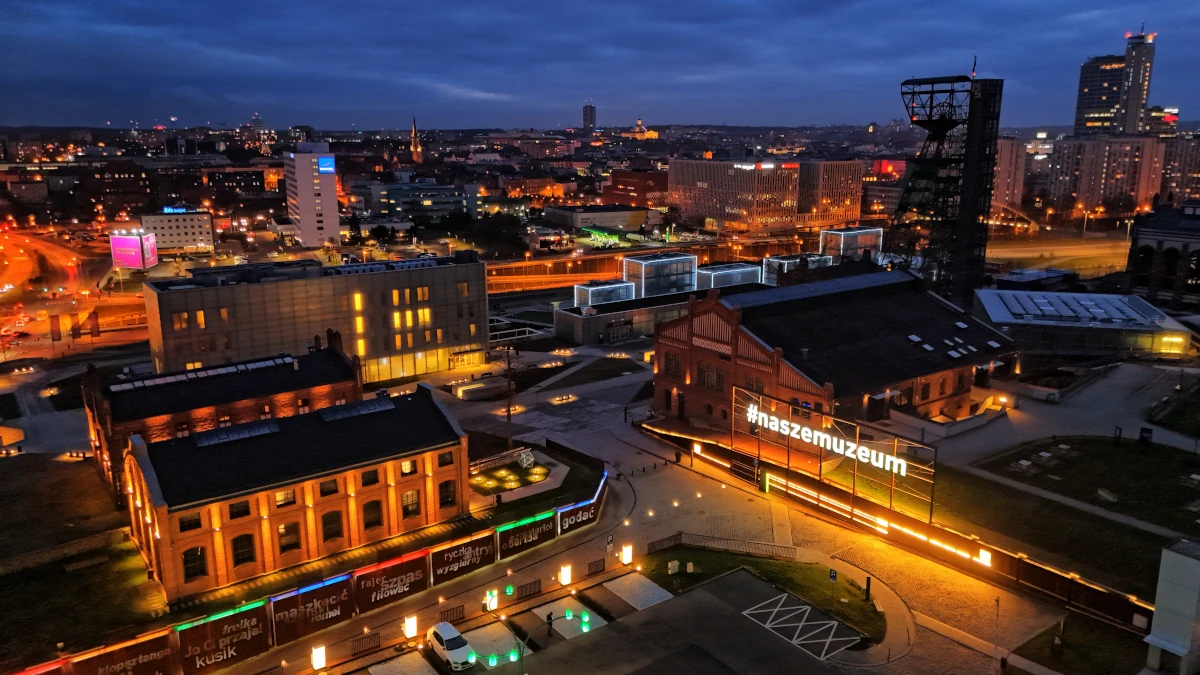 Muzeum Śląskie w Katowicach nocą – kompleks dawnej kopalni przekształcony w nowoczesną przestrzeń muzealną