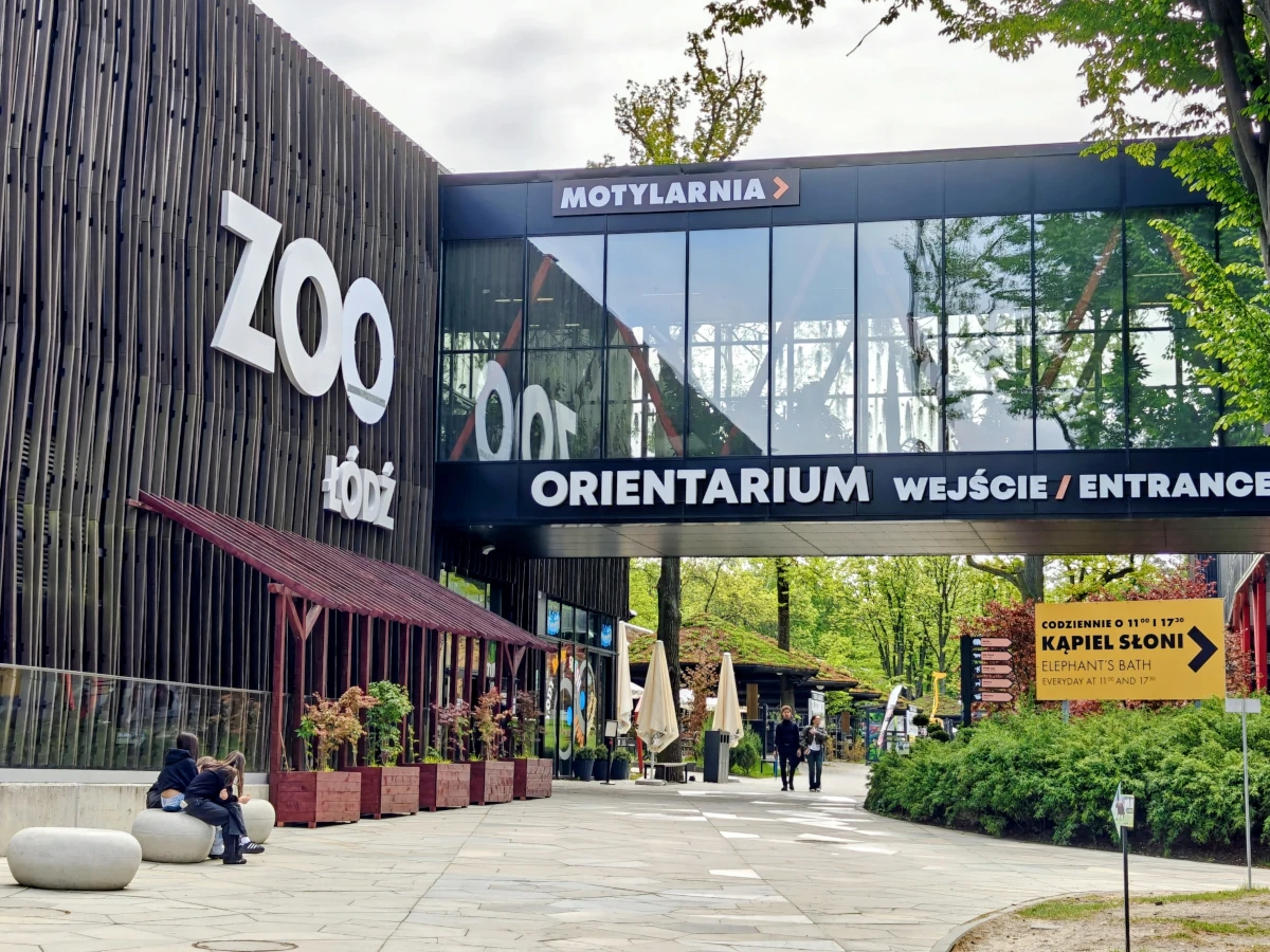 Wejście do Orientarium i ogrodu zoologicznego w Łodzi – nowoczesna bryła budynku z widocznym napisem ZOO Łódź oraz oznaczeniem Orientarium
