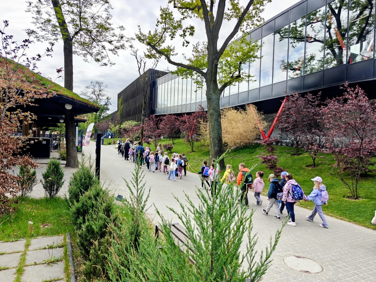 Grupa dzieci uczestniczących w zajęciach edukacyjnych przy budynku Orientarium ZOO Łódź