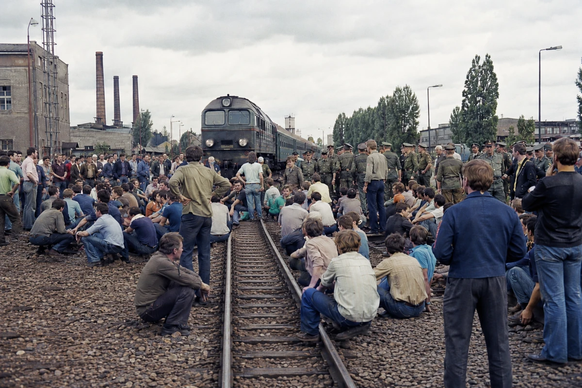 Robotnicy blokujący tory kolejowe w Ursusie podczas protestów Czerwca 1976