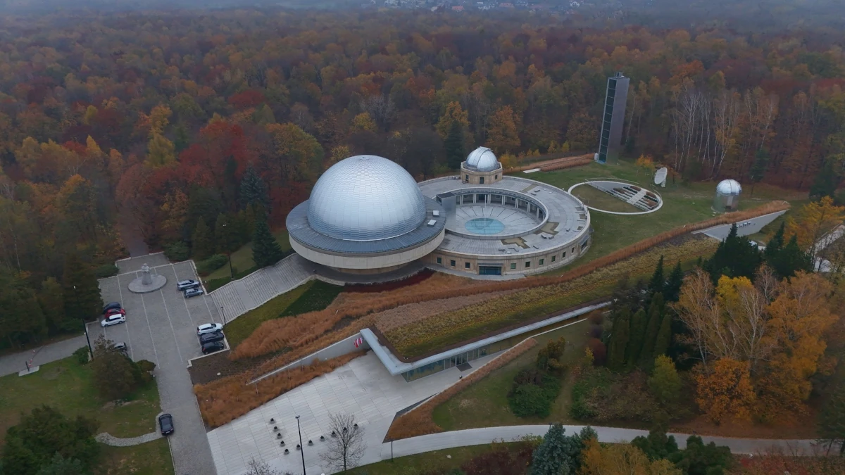 Planetarium Śląskie pośród jesiennego krajobrazu Parku Śląskiego