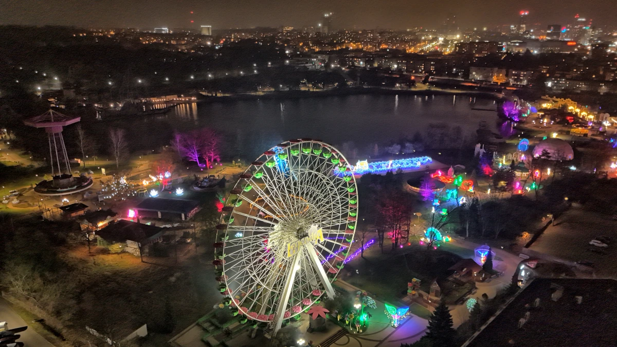 Winter Legendia nocą z podświetlonym diabelskim młynem