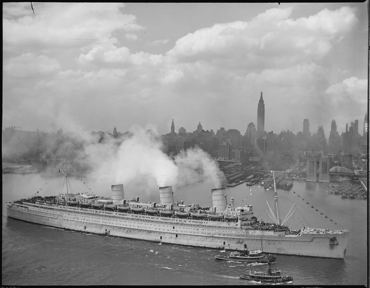 RMS Queen Mary przybywający do Nowego Jorku z amerykańskimi żołnierzami w czerwcu 1945 roku