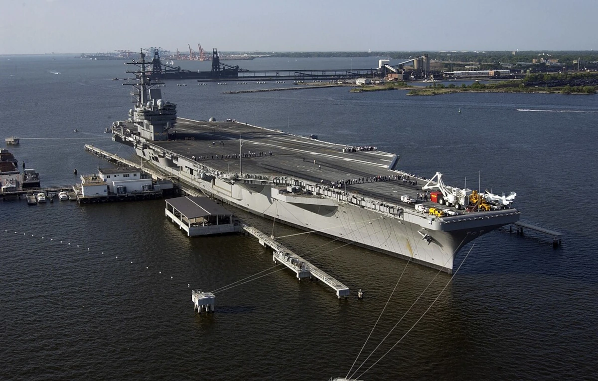Lotniskowiec USS Ronald Reagan podczas operacji depermingu w bazie Norfolk