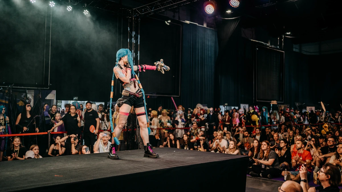 Cosplayerka występująca na scenie przed publicznością podczas konkursu kostiumowego