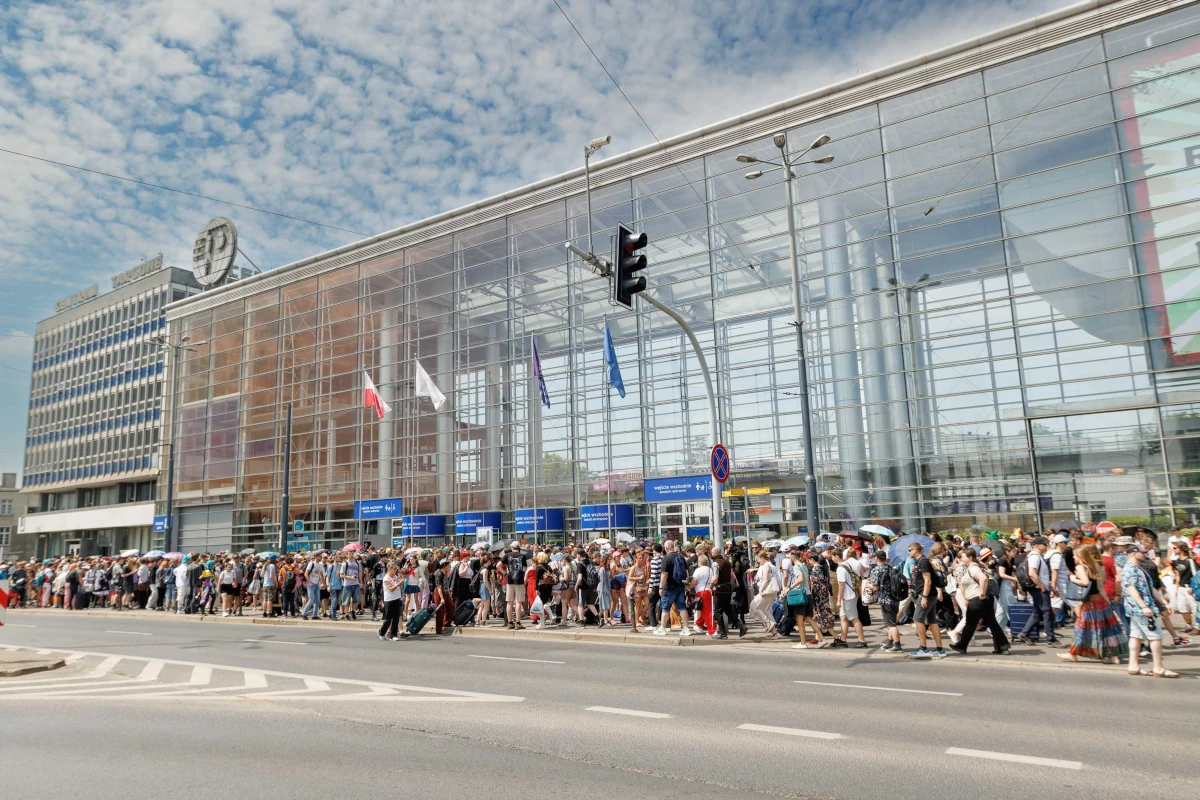 Długa kolejka uczestników przed wejściem na teren Międzynarodowych Targów Poznańskich podczas Pyrkonu