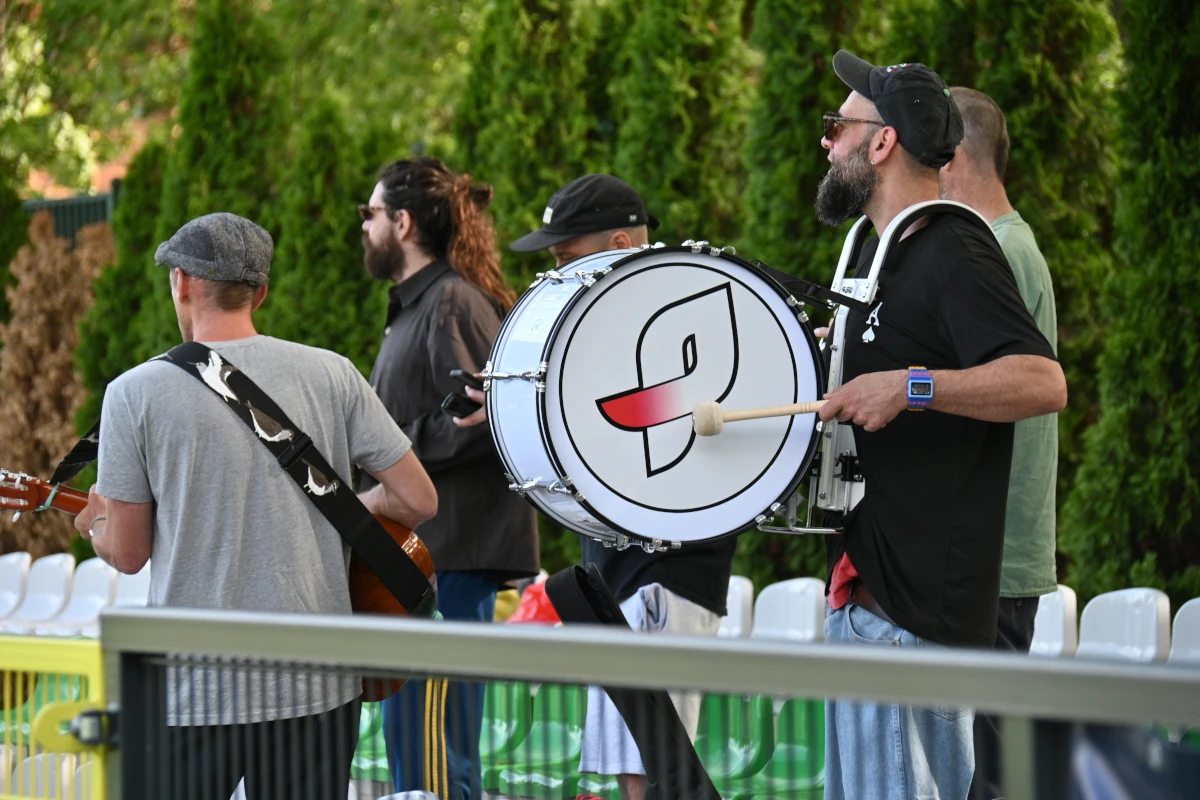 ZŁESPÓŁ, kibicowska grupa muzyczna AKS ZŁY na trybunie