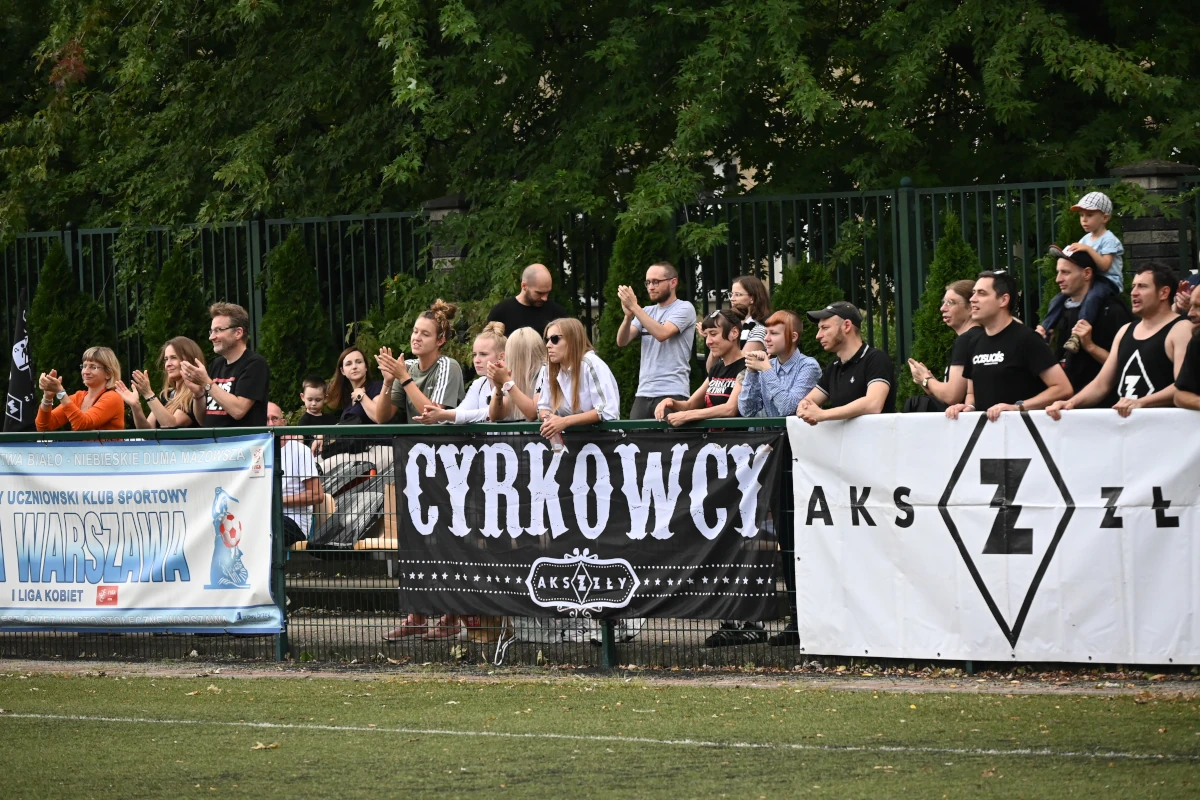 Koszykarki AKS ZŁY kibicują piłkarkom