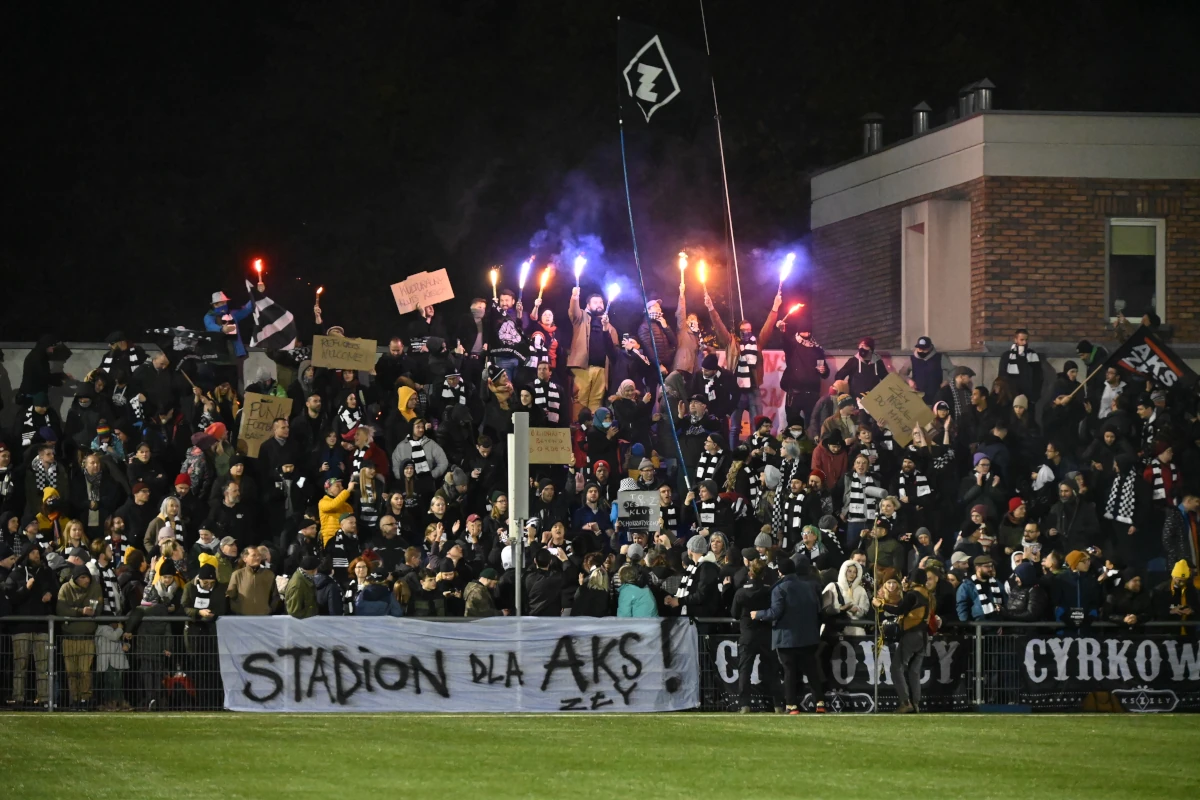 Kibice AKS ZŁY podczas meczu z FC United of Manchester w rozgrywkach FENIX Trophy w 2021 roku