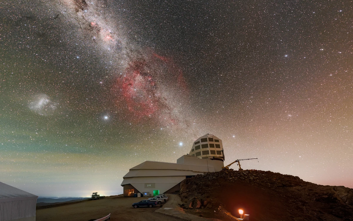 Vera C. Rubin Observatory na Cerro Pachón pod Drogą Mleczną i Wielkim Obłokiem Magellana
