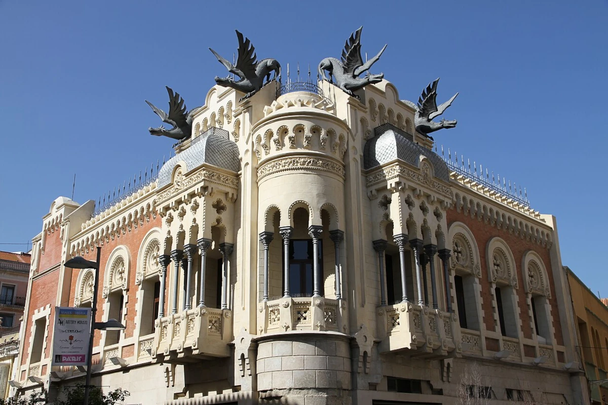 Casa de los Dragones w Ceucie, historycystyczny budynek zwieńczony figurami smoków