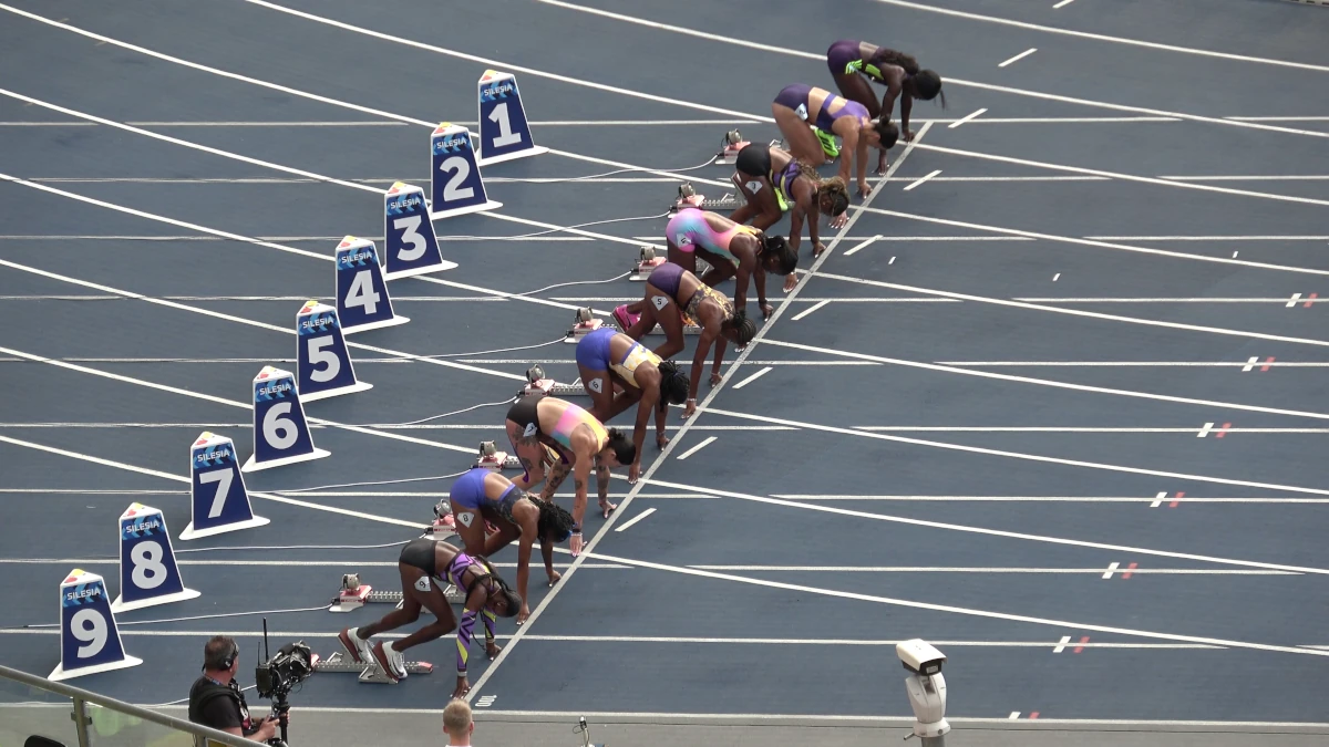 Zawodniczki w blokach startowych przed biegiem kobiet na 100 metrów podczas Memoriału Kamili Skolimowskiej 2026