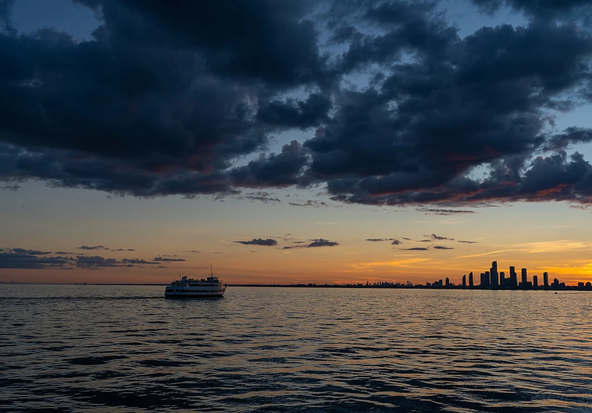 Zachód słońca nad Jeziorem Ontario z zabudową aglomeracji Toronto na horyzoncie