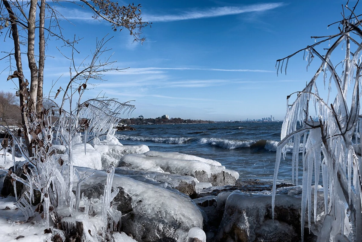 Zimowy brzeg Jeziora Ontario w Jack Darling Park w Mississaudze, pokryty lodem i soplami