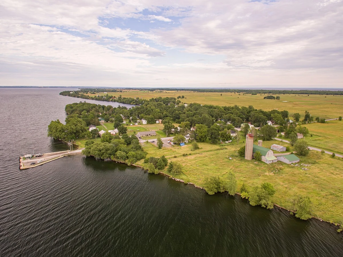 Widok z powietrza na miejscowość Stella i wybrzeże Amherst Island na Jeziorze Ontario