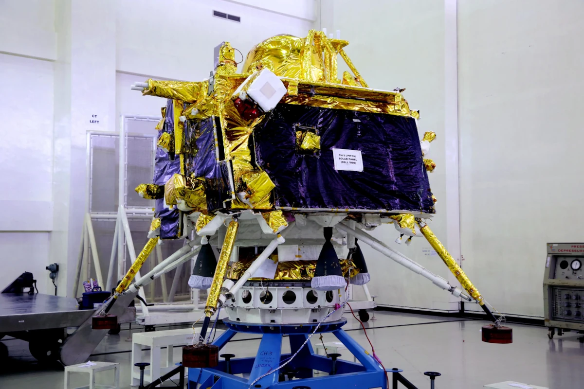 Lądownik Vikram misji Chandrayaan-3 podczas przygotowań w pomieszczeniu czystym ISRO