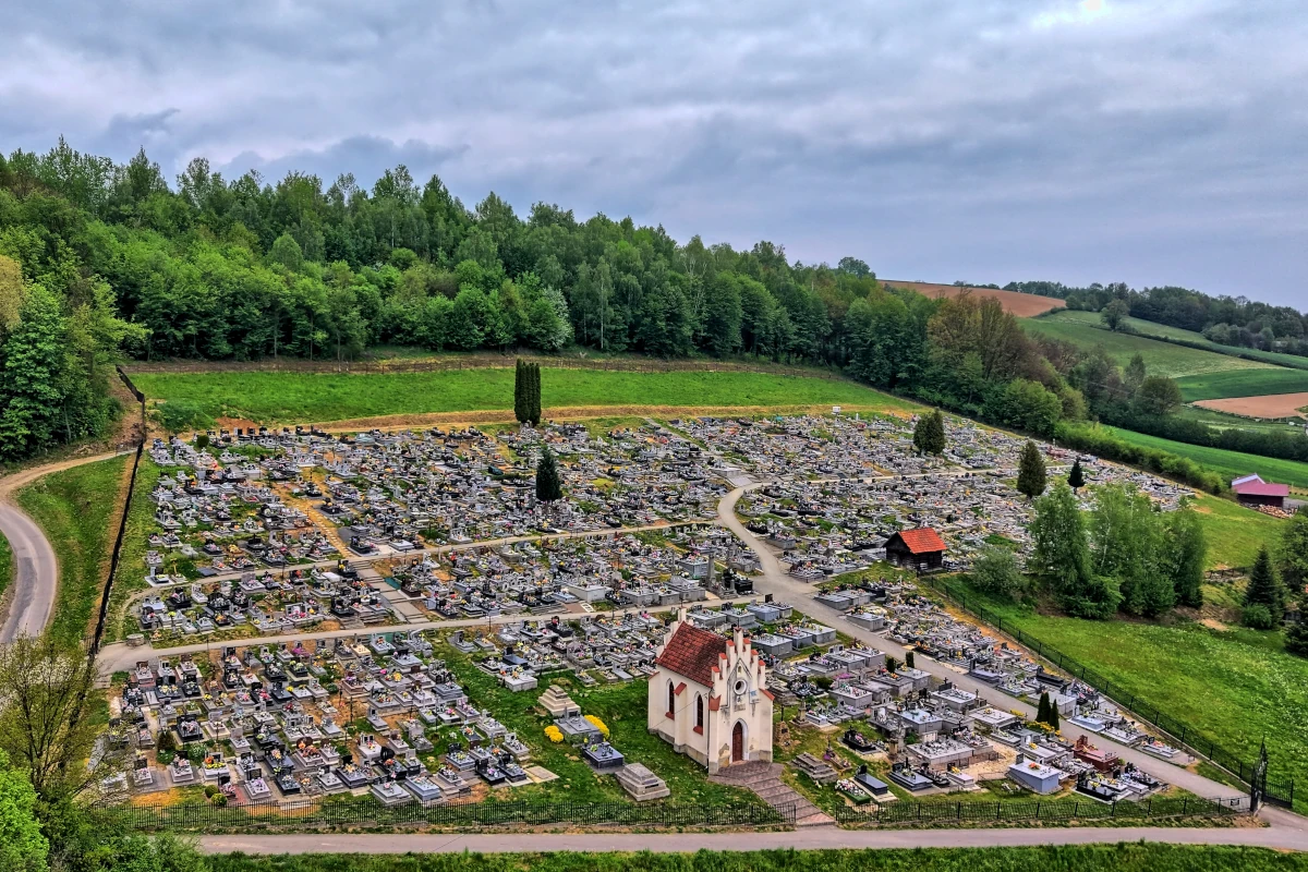 Cmentarz parafialny w miejscowości Siedliska-Bogusz w gminie Brzostek, widok z góry