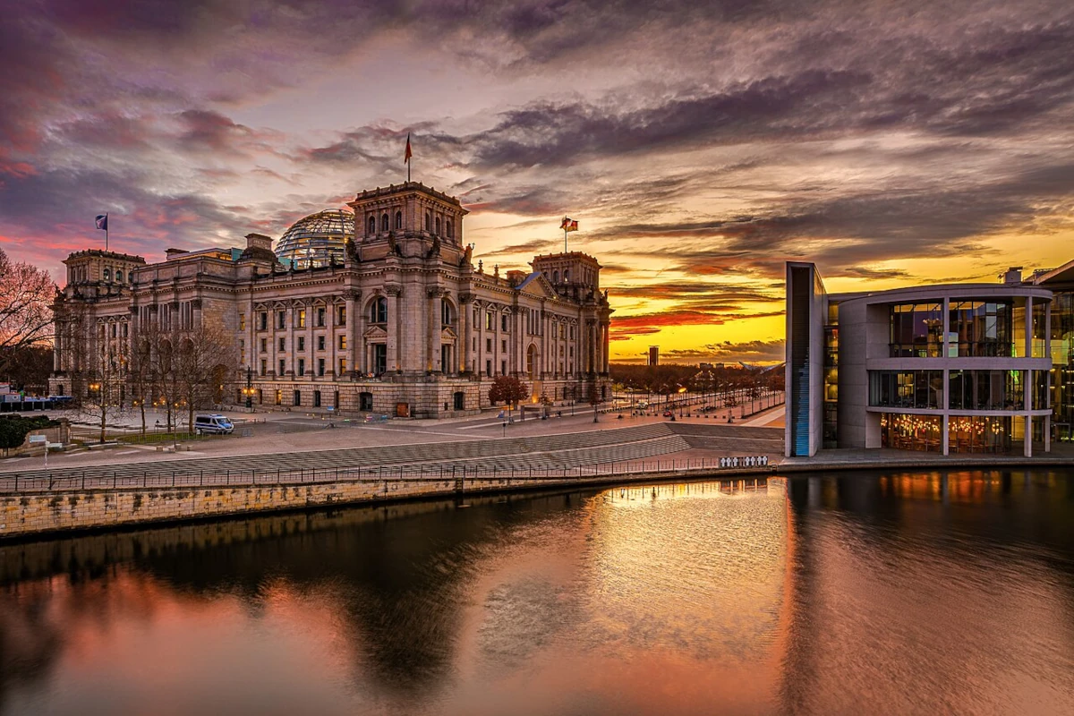 Gmach Reichstagu w Berlinie o zachodzie słońca
