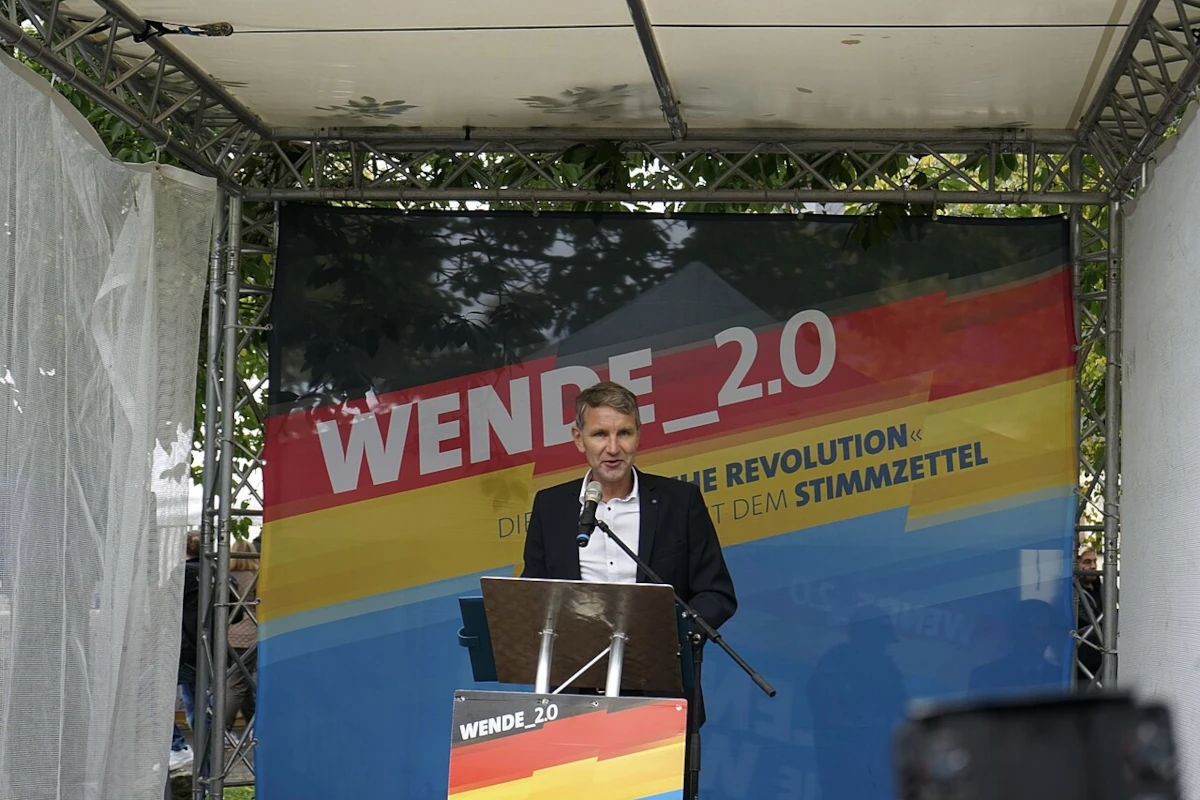 Björn Höcke przemawiający podczas wiecu AfD w Mödlareuth