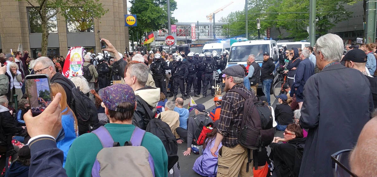 Demonstracja przeciw AfD w Düsseldorfie w kwietniu 2026 roku