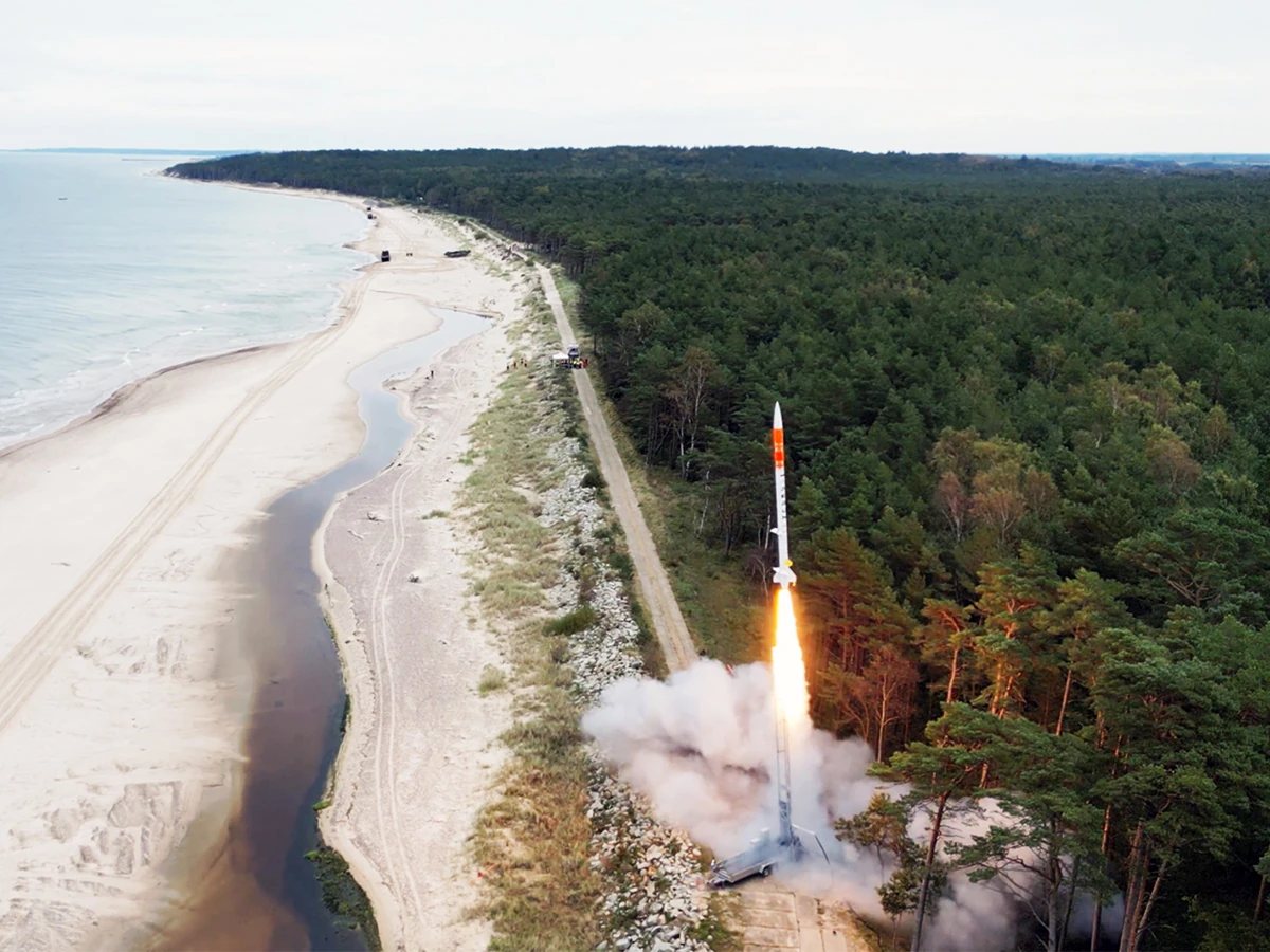 Start polskiej rakiety suborbitalnej PERUN firmy SpaceForest nad wybrzeżem Bałtyku
