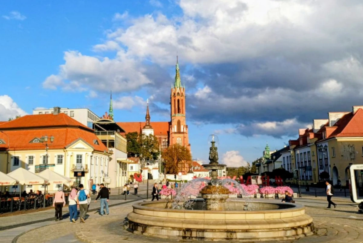 Rynek Kościuszki w Białymstoku z fontanną i zespołem katedralnym w tle
