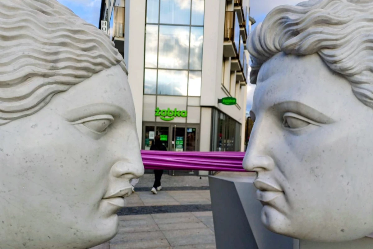 Rzeźba Obietnica Michała Jackowskiego w centrum Białegostoku