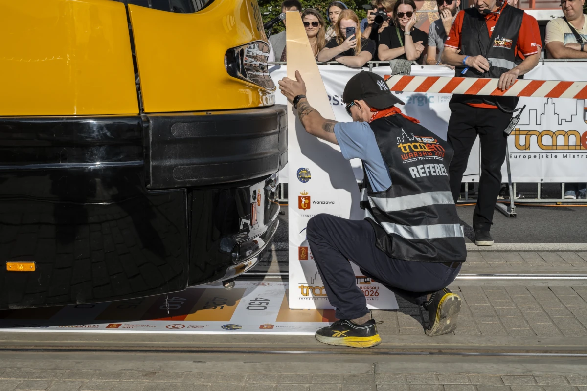 Sędzia mierzy odległość tramwaju podczas konkurencji precyzyjnej TRAM-EM 2026