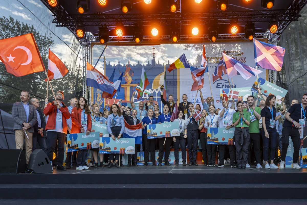 Uczestnicy Europejskich Mistrzostw Motorniczych TRAM-EM 2026 podczas ceremonii finałowej w Warszawie