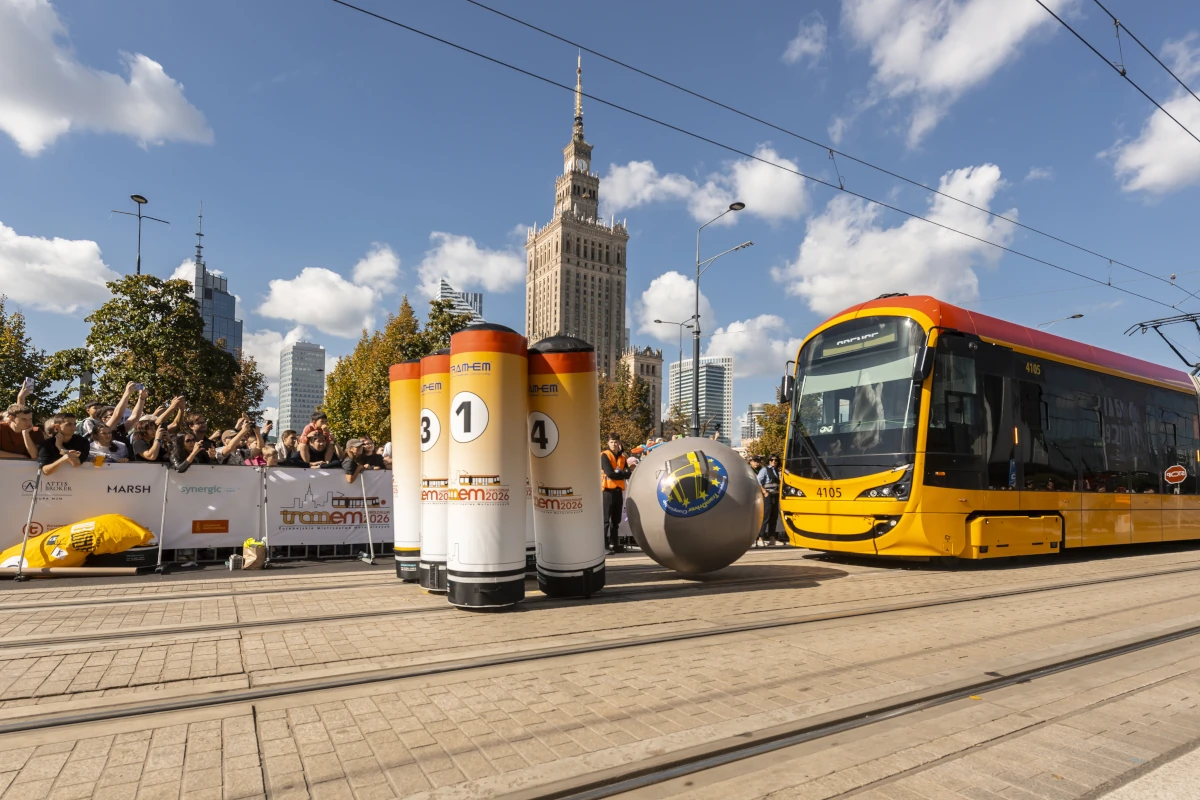 Tramwaj podczas konkurencji tram-bowling na Europejskich Mistrzostwach Motorniczych TRAM-EM 2026 w Warszawie
