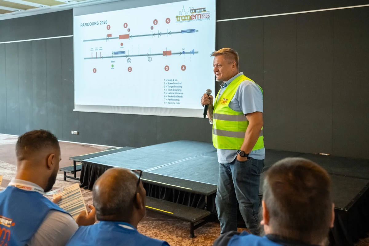 Odprawa uczestników TRAM-EM 2026 przed zawodami z mapą konkurencji na ekranie