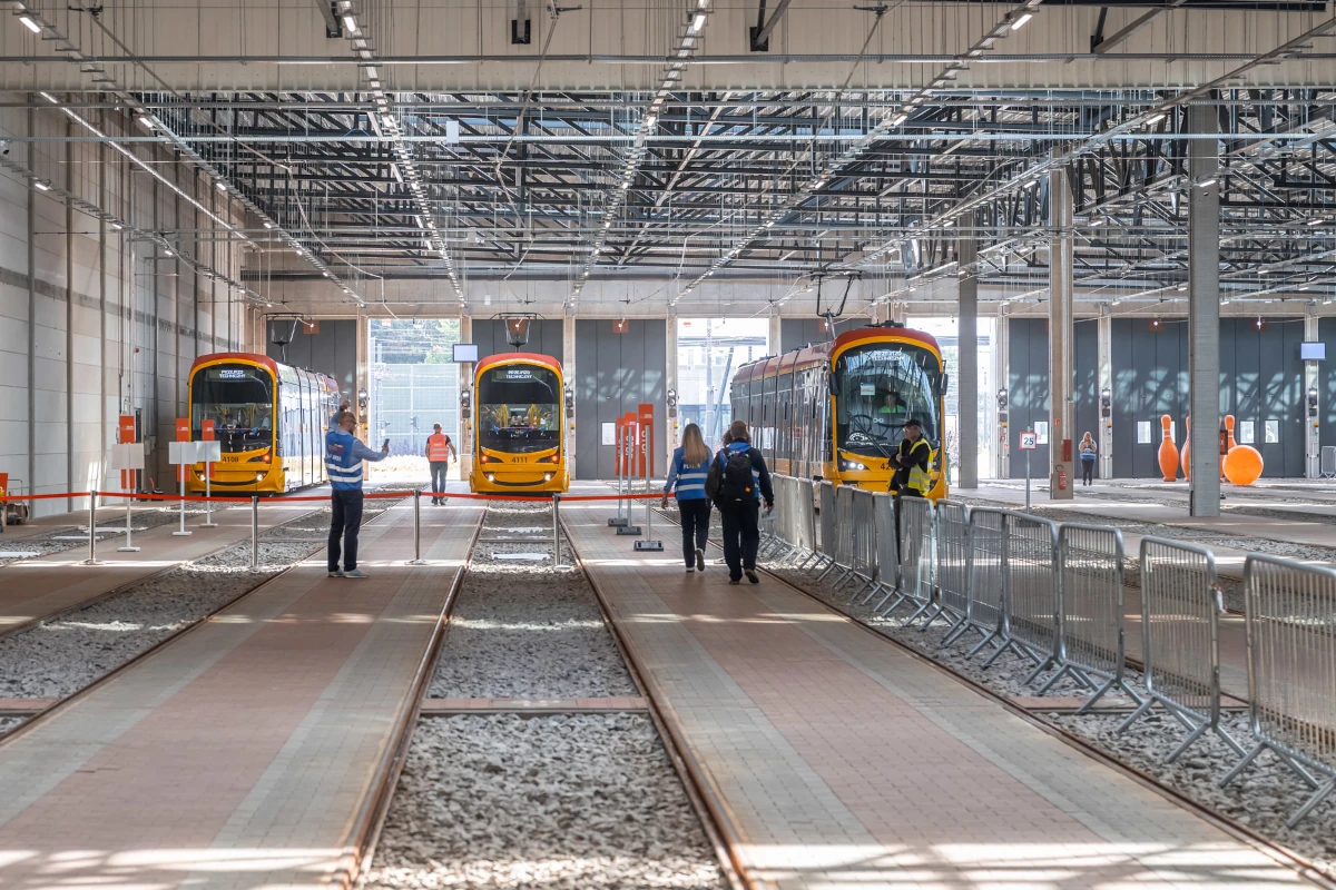 Warszawskie tramwaje w hali Zajezdni Annopol przed mistrzostwami TRAM-EM 2026