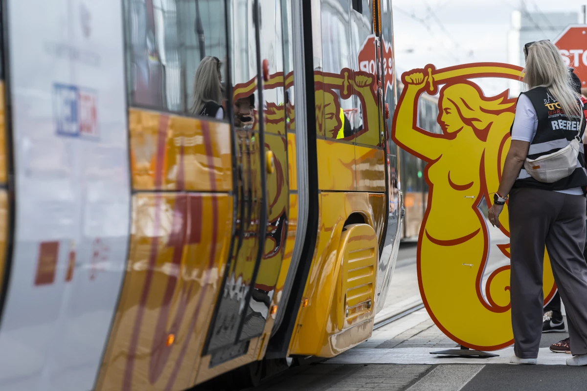 Tramwaj przejeżdża obok figury warszawskiej Syrenki podczas TRAM-EM 2026