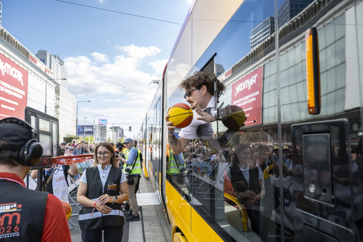Zawodnik rzuca piłkę podczas konkurencji tramwajowej koszykówki TRAM-EM 2026