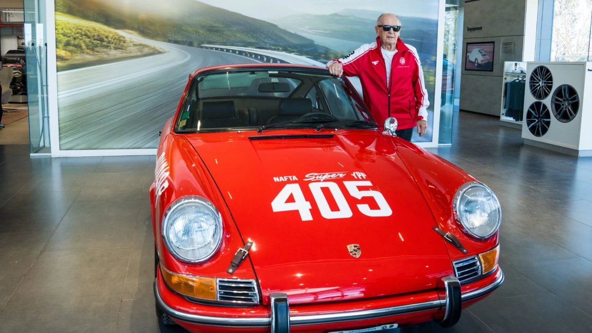 Sobiesław Zasada przy czerwonym Porsche z numerem 405 w Porsche Center Buenos Aires w 2026 roku
