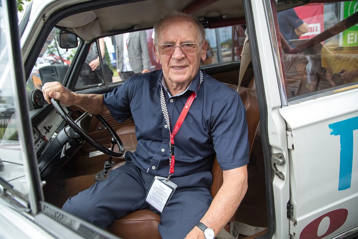Sobiesław Zasada za kierownicą Polskiego Fiata 125p w 2013 roku